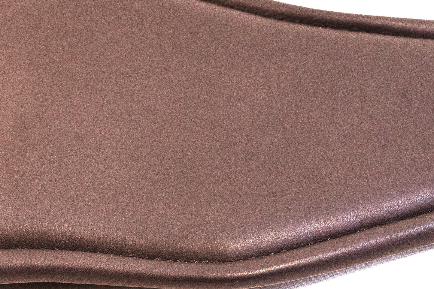 Multipurpose high-end leather girth with 2 side D rings, 1 central ring and a musketon clip.