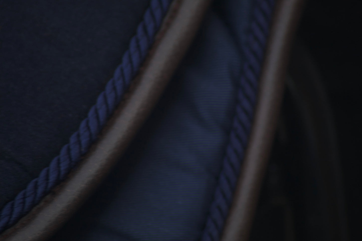 Leon – Refined+ – Mitternachtsblau mit Lederfinish