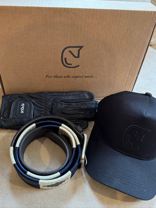 Mooie cadeaubox met handschoenen, een kleurrijke lederen riem en een pet