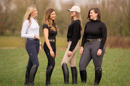 4 dames met de rijkleding van epique aan.